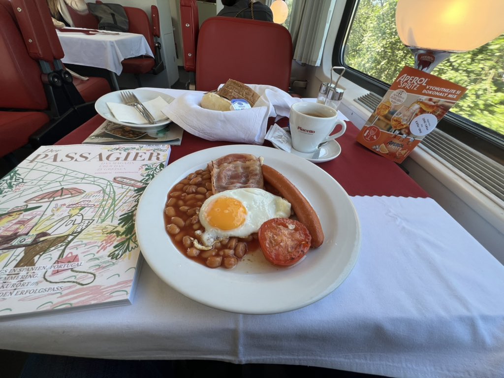 otbhh's tweet photo. Dobré ráno! Im #EC175 erst einmal gepflegt frühstücken. Dazu die passende Lektüre. Herrlich. Danke, @ceskedrahy_ @_DiningCar #bahnzeit #speisewagen #bordrestaurant #bahn https://t.co/0ITn3bNvAo