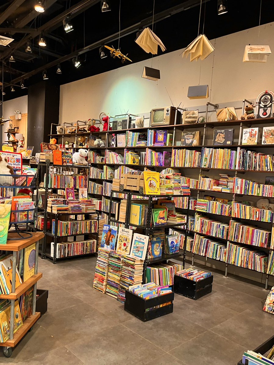 phoebecaliel's tweet photo. look at this adorable vintage bookstore i went to !! <3 https://t.co/B59BG745zh