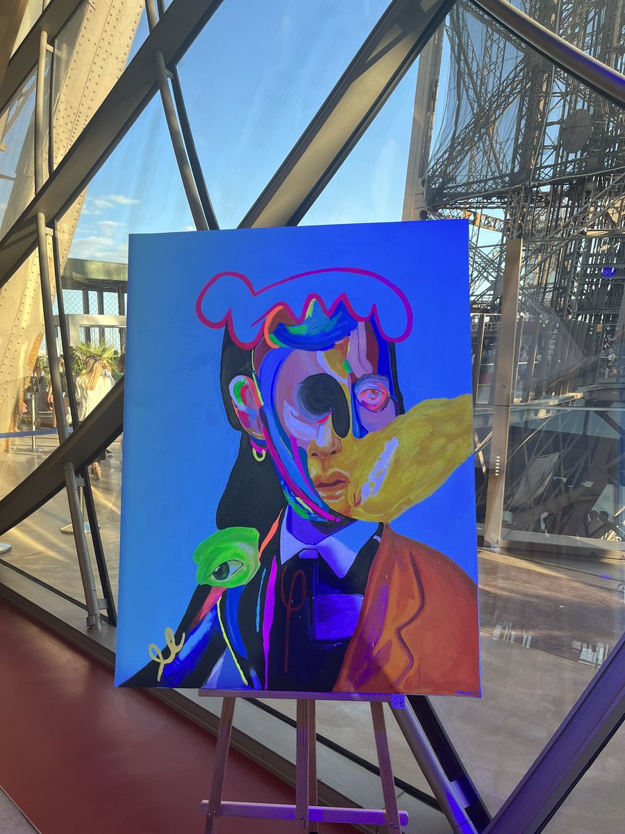 crownartiste's tweet photo. Eiffel Tower 🥰🥰 https://t.co/fcktiJA02h