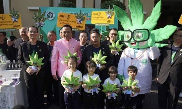 กัญชามีทั้งคุณและโทษ
เอาเด็กเล็กมาพรีเซ้นท์กัญชา ?
.