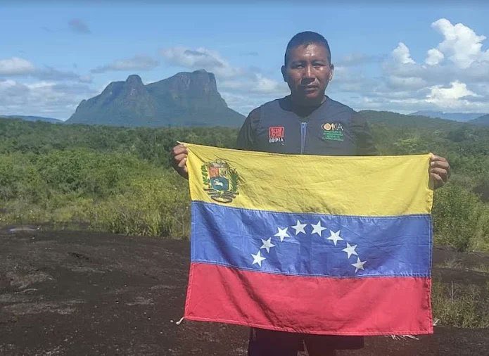 delsasolorzano's tweet photo. Venezuela está de luto por el asesinato de Virgilio Trujillo Arana en Pto Ayacucho, líder indígena Guardian Territorial Uwottüja, Autana en Amazonas. Lo mataron por oponerse al saqueo del oro de sangre y al crimen en el arco minero del Orinoco. “La selva se ahoga en llanto”. https://t.co/y73PtGF9Sp