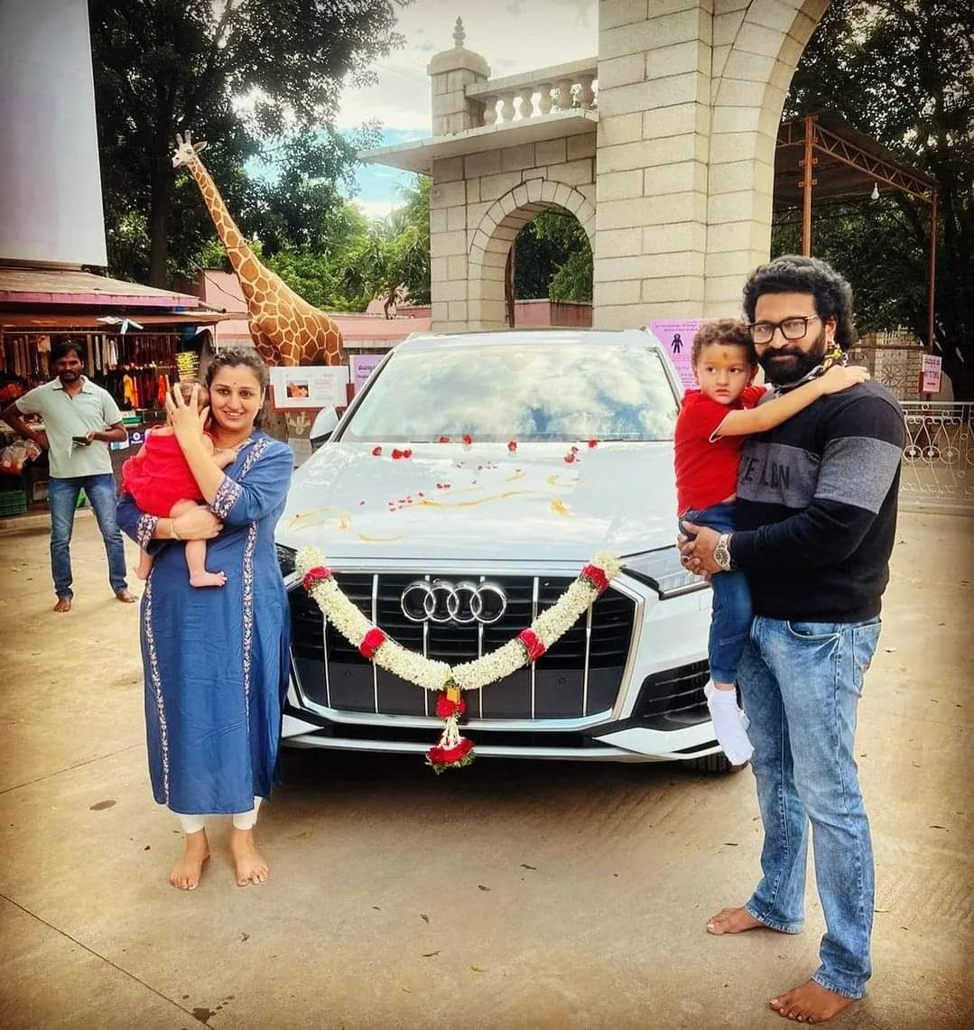 'Audi Q7' ಖರೀದಿಸಿದ ರಿಷಬ್ ಶೆಟ್ಟಿ

ಅಭಿನಂದನೆಗಳು ಅಣ್ಣ 

@shetty_rishab

#audiq7
#rishabshetty
#kannadaactor #kannadapichhar #rishab #sandalwood #Kannadafilms