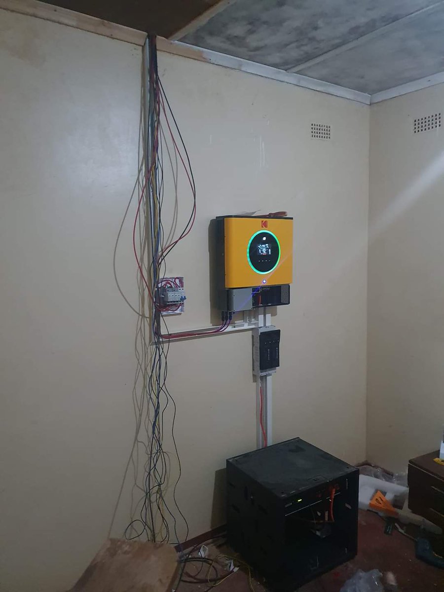 mutasa_22's tweet photo. Energy update 
10kva /10,4kwh solar systems installation in Masvingo
System Comprises of 
12by 450w JA solar panels
1×10kva Kodak inverter 
2by 5,2kwh blue nova lithium batteries 
Switch gear etc
Contact 0778861084 https://t.co/BklUX2ZI3Q