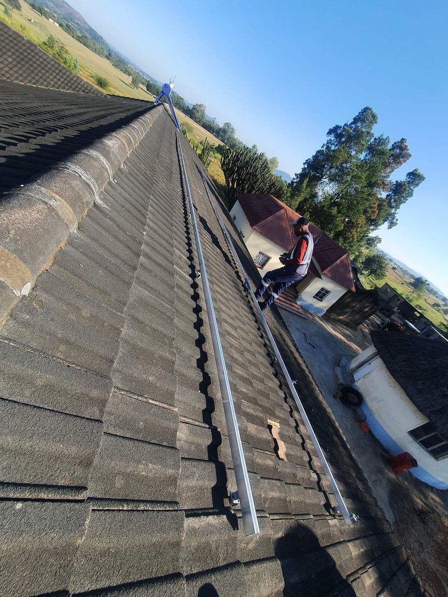 mutasa_22's tweet photo. Energy update 
10kva /10,4kwh solar systems installation in Masvingo
System Comprises of 
12by 450w JA solar panels
1×10kva Kodak inverter 
2by 5,2kwh blue nova lithium batteries 
Switch gear etc
Contact 0778861084 https://t.co/BklUX2ZI3Q