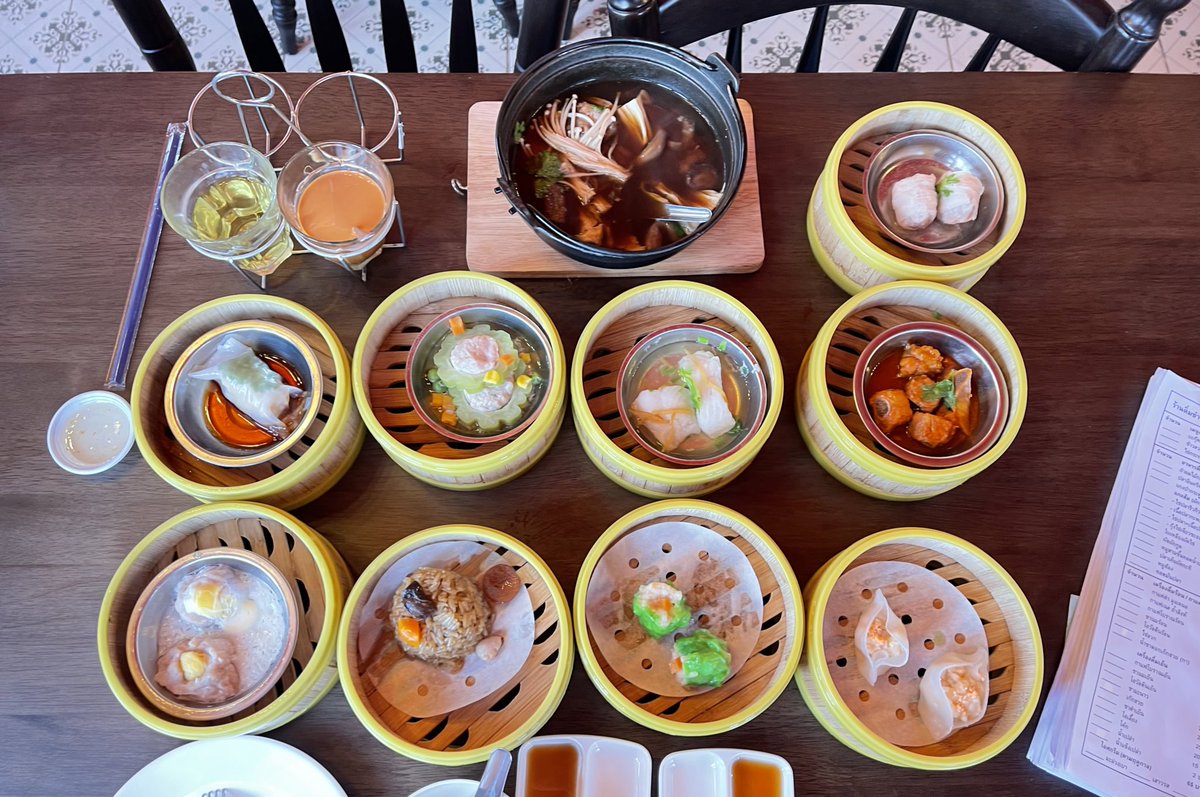 Eatleklek's tweet photo. ติ่มซำจากชุมพร “ติ่มซำห่อเจี๊ยะ” มาเปิดที่จุฬา ซอย 11 ให้บรรยากาศเหมือนไปกินติ่มซำยามเช้าที่ภาคใต้ เราเดินไปเลือกเองหยิบใส่ถาด แล้วให้พนักงานนำไปนึ่งสดๆ ราคา 25-30 บาท อาหารรอไม่นาน รวมๆรสชาติแบบกินง่ายๆ ไม่หวือหวา มีบักกุ๊ดเต๋ด้วยและอาหารใต้ด้วย
📍ร้านเปิดเช้า 6:30 เลย @aroii https://t.co/dVLiUu8ksX