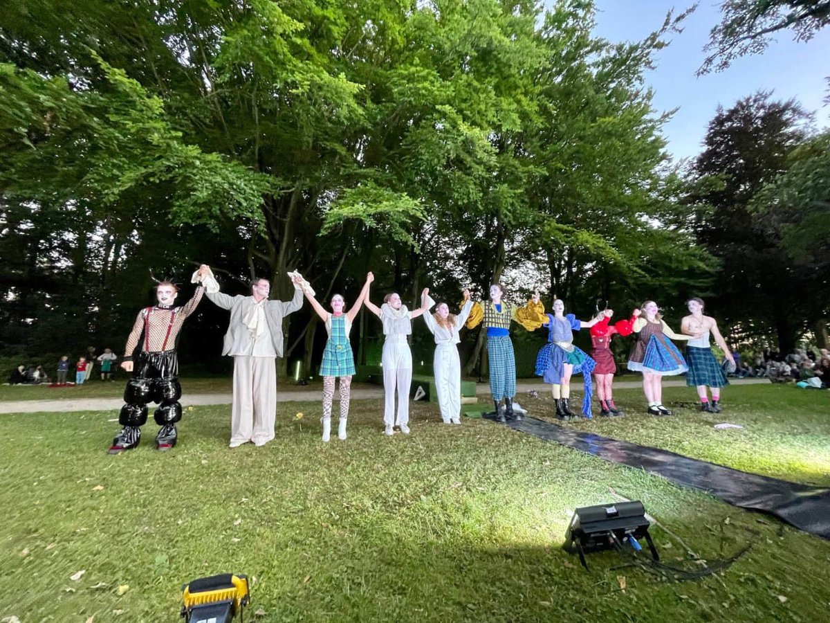 4630de's tweet photo. Absolute Empfehlung! ✨ Ein Sommernachtstraum 🎭 im Schlosspark #Weitmar 🏰🏞 - oder aber: Das @FolkwangUni Sommertheater findet nach Jahren wieder statt! Die 600 Leute im Publikum waren begeistert! https://t.co/E6WktKY0bO #Bochum #boKUT #Shakespeare #Folkwang https://t.co/NIu2rrVx1m
