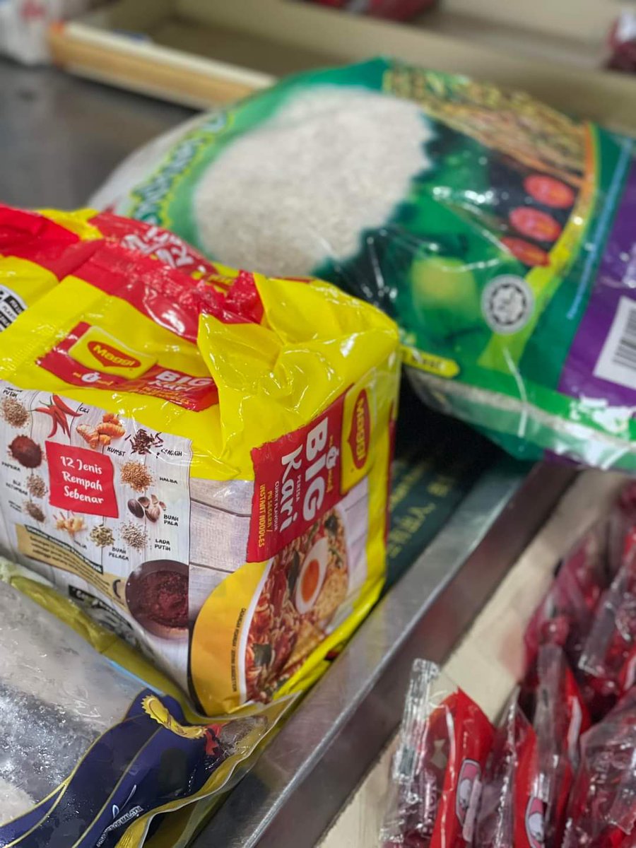 isusemasaviral's tweet photo. Tadi aku ke speedmart nak beli pasir kucing. Parking takde aku parked blocked kereta orang. Jangan tiru aksi ini ya puan puan semua. Aku nak cepat! Aku tak biasa keluar petang tapi sebab emergency aku terpaksa keluar. https://t.co/ycFtzyOZPp
