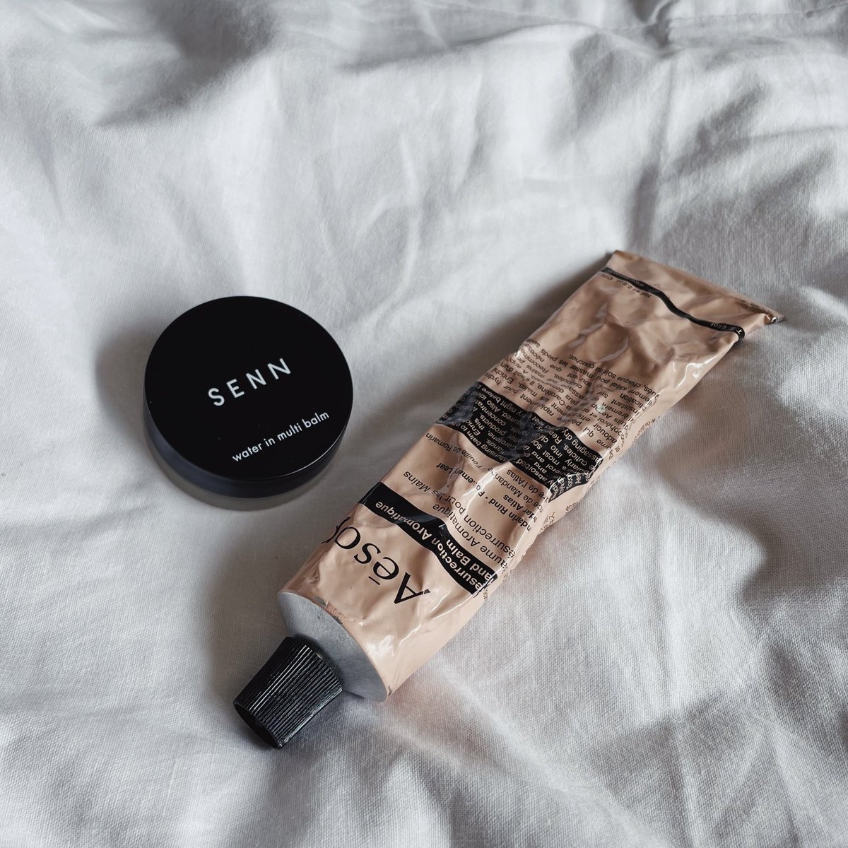 愛用してるアイテムたち。お香は香立て2つスタンバイ。マルチバームは出産で入院してた時に持ってったよ🙆‍♀️