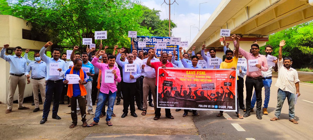 Save_FSNL's tweet photo. 93 दिन-सरकार को अपने निर्णय पर फिर से विचार करना चहिये| आश्रित परिवारों के भविष्य को अन्धकार में जाने से बचाना होगा | सभी कर्मचारियों को इस्पात मंत्रालय के अधीनस्थ कंपनी में समायोजन करना चाहिए | #savefsnl @narendramodi @PMOIndia @SteelMinIndia @SecyDIPAM @RCP_Singh @mstcindia https://t.co/TmqK6iROtl