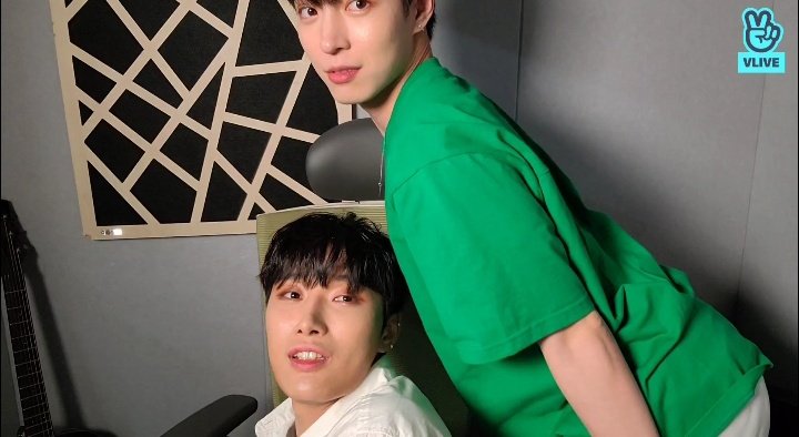 jinuxen's tweet photo. They imitating the green onion because of their outfit😭 https://t.co/J6JQwnHjgq