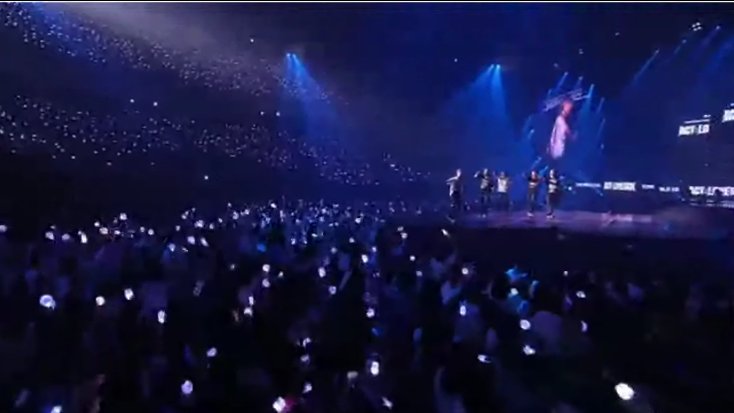 yeonfarie's tweet photo. TXT'S FIRST EVER TOUR MOABONG WAVE 😭 https://t.co/RVy1zb2pXu