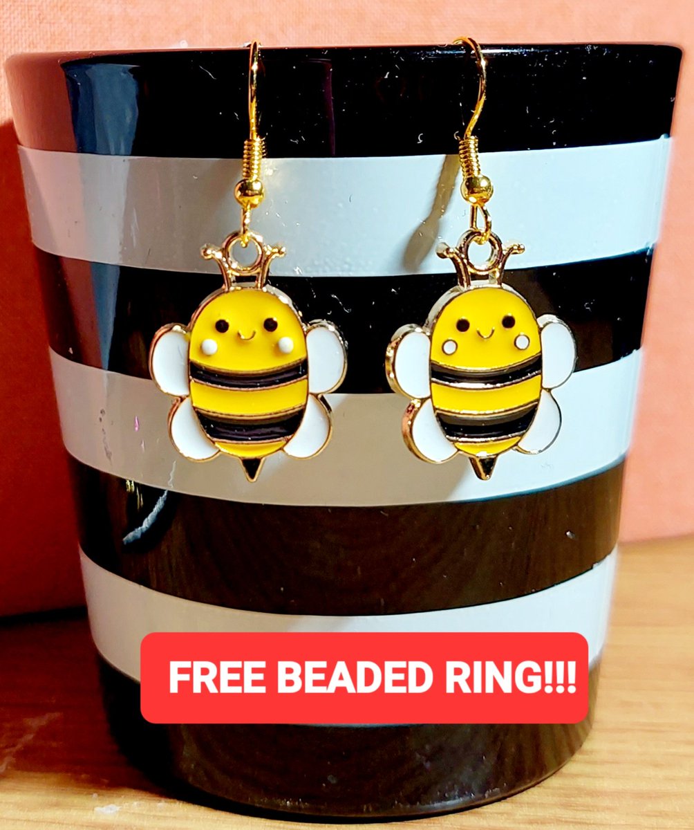 vanilla_spicee's tweet photo. 🤩 These Summer Bumble Bee earrings are available in my shop now (link in my bio). So cute 🤗.  FREE beaded ring with your purchase!!! 🤩

#handmade #bumblebee #cottagecore #summer #depop #earrings #smileyface #cute #gold #bohohippy #jewellery #freering https://t.co/KiK98tq6ha