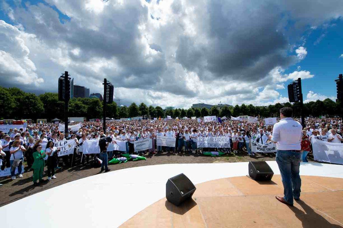 Duizenden op het malieveld voor behoud huisartsenzorg - vphuisartsen.nl/duizenden-op-h…