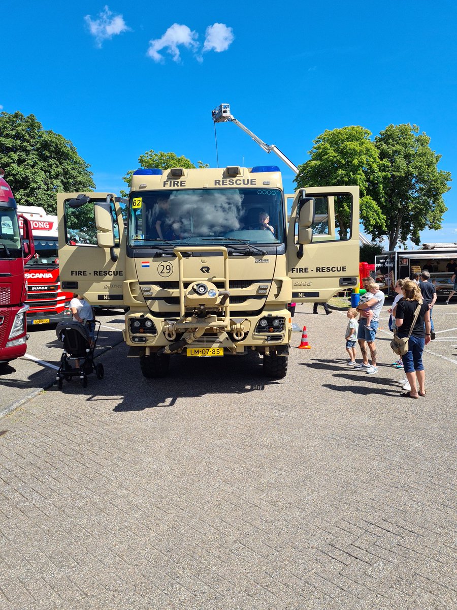 WA_Bleiswijk's tweet photo. 2/7 vandaag aanwezig bij de open dag van de brandweer Bleiswijk. Diverse voertuigen van verschillende diensten zijn aanwezig. https://t.co/Wx9orGBO16