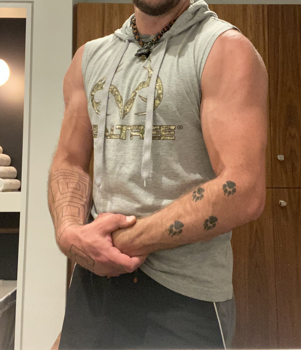 BuckWyldeXXX's tweet photo. All hot and sweaty after the gym today. Who wants to come tongue bathe me? 😈😈
#gaypup #teamlocked #manmusk #malechastity #musclepup #jockpup #sweatypits #cock #gaycock #lockedcock #owned #collared #humanpuppy #lockedworkouts #lockedjock #gaygym #gaychastity #gayporn #nsfw https://t.co/A0FBBKFni0