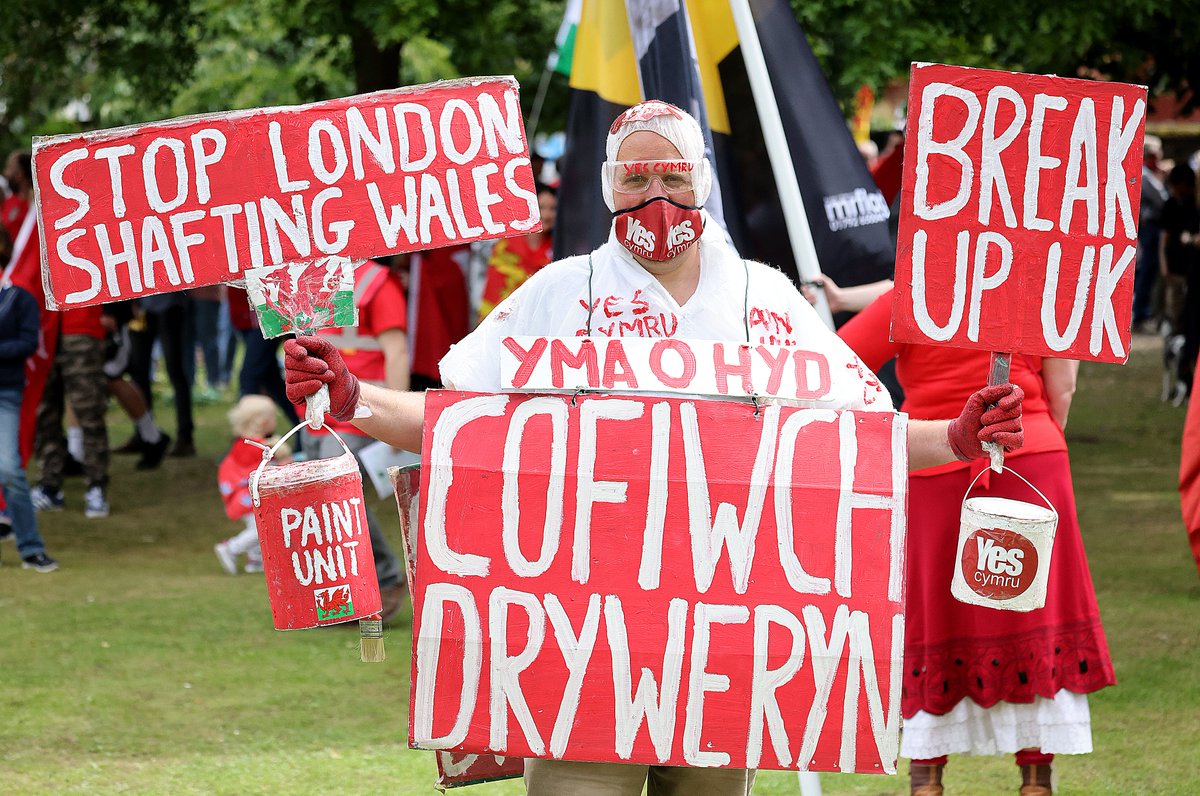 Thousands march in support for an independent Wales in Wrecsam today. 
See our website for more images from the event. dailypost.co.uk/news/north-wal… #photography #wales #yescymru #wrexham #WelshIndependence