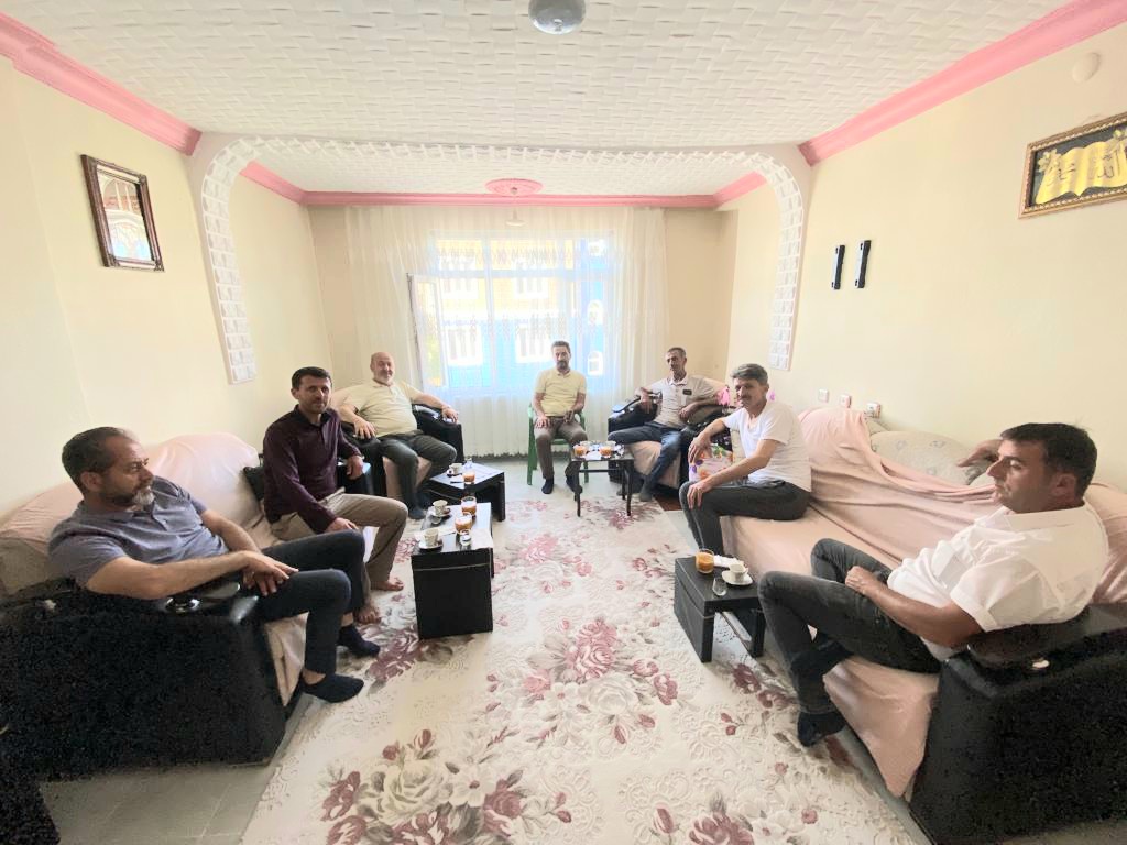 Talihsiz bir kaza sonucu yaralanan İl Yönetim Kurulu Üyemiz Hakim Yalçın'ı evinde ziyaret ederek, geçmiş olsun dileklerimizi ilettik. Allah şifa versin.