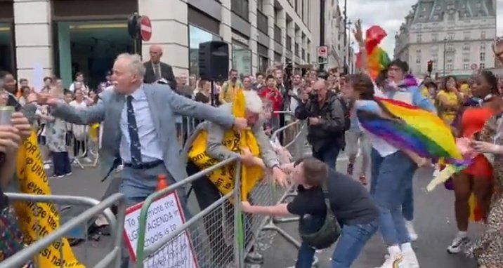 Nunca vi uma cena tão caótica nesse fandom, e ainda foi feita pelo próprio cast dele kkk nem eu que tenho 21 tenho disposição pra tá nesse sol e esses vei aí, muita falta de fazer algo que gosta kkk