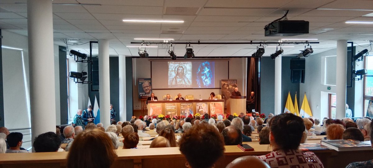 kalwaria24's tweet photo. W @Sankt_Kalwaria  trwa obecnie jubileusz 80 lecia urodzin Mistrza Adama Bujaka i 75 rocznicy urodzin prof. Wojciecha Roszkowskiego 
#bujak #kalwariazebrzydowska @WydBialyKruk https://t.co/trrpKPi771