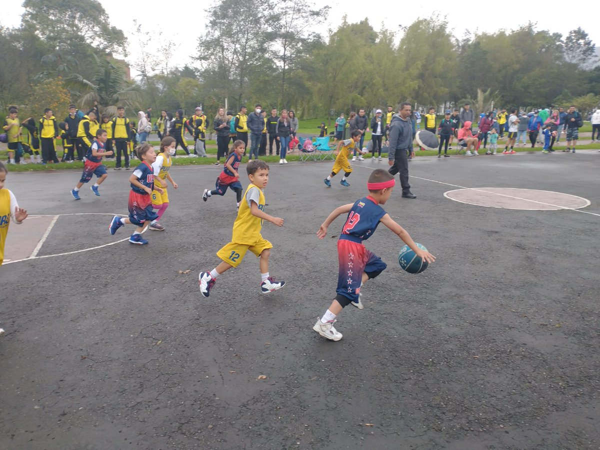 pumasbasket's tweet photo. En el Club Pumas todo es diversion.  Festival Nacional #aniversario24 https://t.co/SaVWEjrIna