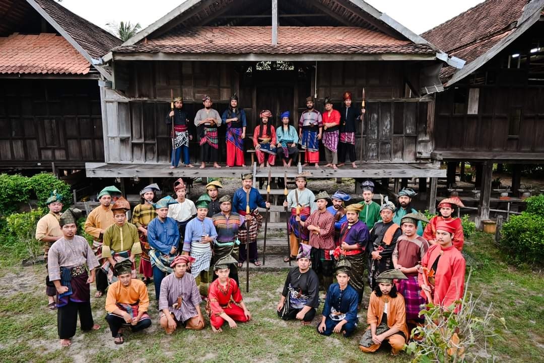 Dalam rasa ada cerita
Dalam cerita ada makna
Dalam makna ada rahsia
Dalam rahsia ada rahsia
Pusaka Melayu, wangsa arjuna.

#akademinikrashidin
#bachok #kelantan #tanjak
#melayu