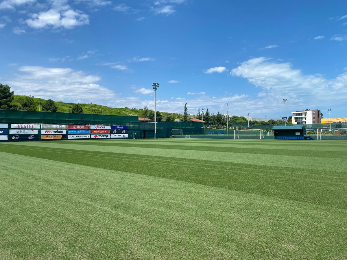 Trabzonspor's tweet photo. Yanlış anlaşılma olmasın, Windows XP masaüstü arka planı değil. Yenilenen antrenman tesislerimiz. 🤷🏻‍♂️ https://t.co/khHl2X3lU7