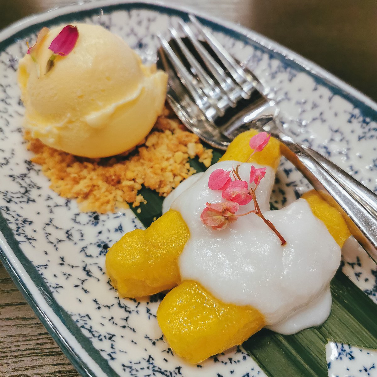 ห้องอาหาร เรือนต้น โรงแรมมณเฑียร สุรวงศ์ ข้าวมันไก่คือดี ตัวข้าวหอมมันอร่อย ไก่เนื้อแน่น น้ำจิ้มก็ดี และค้นพบว่าอาหารอื่น ๆ ของร้านก็อร่อยไม่แพ้กันค่ะ อยากให้ลองกันค่า ร้านตกแต่งสวยงาม มีโซนแยกเดี่ยวหลายมุมให้เลือกค่ะ <a href="/aroii/">@aroii บอกต่อ</a> #อร่อยบอกต่อ #อร่อยไปแดก #อร่อยนะรู้ยัง