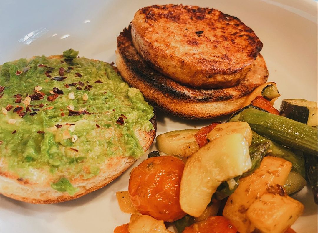 SmartBaking's tweet image. Just cause it's a healthy meal, doesn’t mean it can’t be flavorful as well! What's your favorite way to spice up your Smartbun®?  📷: thecoastalcatch on Instagram