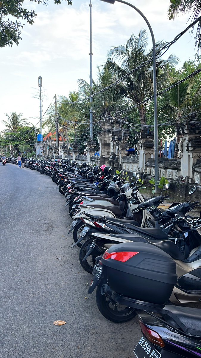 TvMixMax's tweet image. Wo genau hab ich nochmal meinen roller geparkt? 😬🙈