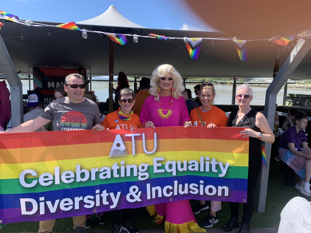 Happy #MayoPride amazing afternoon in the sunshine celebrating #Pride with ⁦@atu_ie⁩ friends and ⁦@PantiBliss⁩ 🌈🌈 ⁦@ITSligo_EDI⁩ ⁦@JacqMcCormack⁩