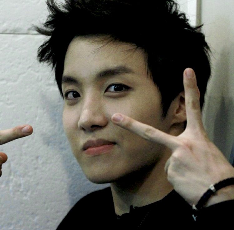 maffie_v's tweet image. Me estas diciendo que quien realmente debuto en BTS fue Jack pero se volvió loco y lo tuvieron que suplantar con Hobi y ahora que lo dieron de alta viene a recuperar el tiempo perdido??? 😱💜 perdón ya ando divagando jajajaja
#MoreByjhope 
#StreamMore