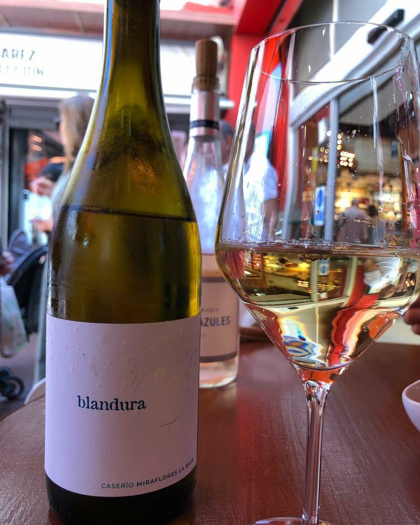 #market mornings by <a href="/vinotecatierra/">Vinoteca Tierra</a> @mdo_paz: 
.  @sotomanriquebodega 
. @bodegascota45 instagr.am/p/Cfg3JkttQwi/