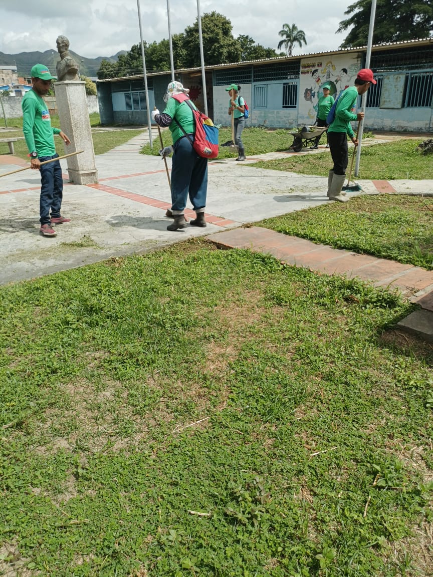 Desde el municipio Girardot en la EBE José María Benítez nos encontramos cumpliendo la orientación del Pte. <a href="/NicolasMaduro/">Nicolás Maduro</a> Min. <a href="/_LaAvanzadora/">Yelitze Santaella</a> y Gob. <a href="/Soykarinacarpio/">Karina Carpio</a> en la activación de las Bricomiles. #BricomilesActivasEnEducacion de la mano con las fuerzas vivas @MPPEDUCACION