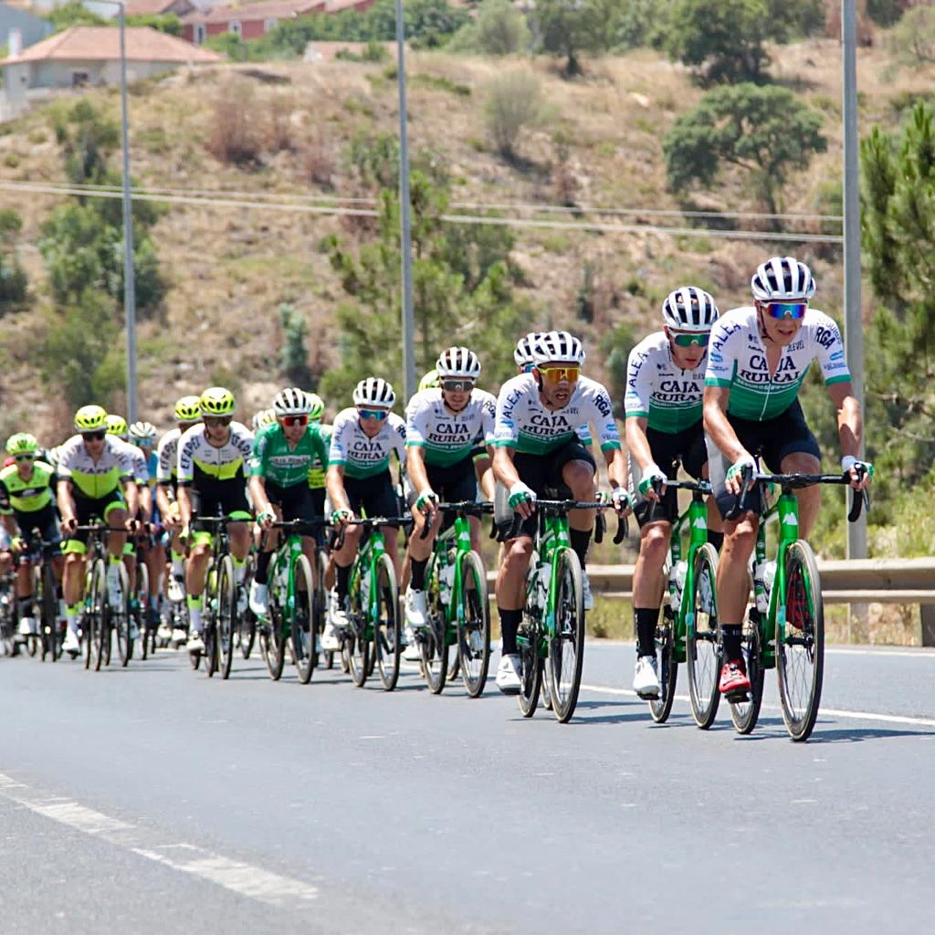 💪 Gran trabajo de todo el equipo durante toda la etapa en el #GPTorresVedras, controlando la escapada y defendiendo los intereses de <a href="/Jonathanlastra_/">Jonathan lastra</a> en la general a falta de la etapa de mañana.

#Súmatealverde 💚