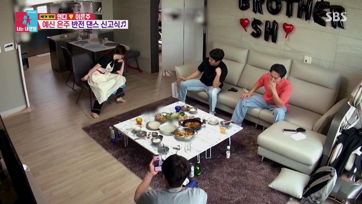 ZZTOP24082403's tweet photo. Unlike JunJin & his Idol friends who danced for the wife, we saw a completely different scene in AnJoo's household where it was the wife & husband's fellow groupmates who danced for Andy ๐
#SameBedDifferentDreams #SHINHWA #์ ํ https://t.co/2gjjYUleVa