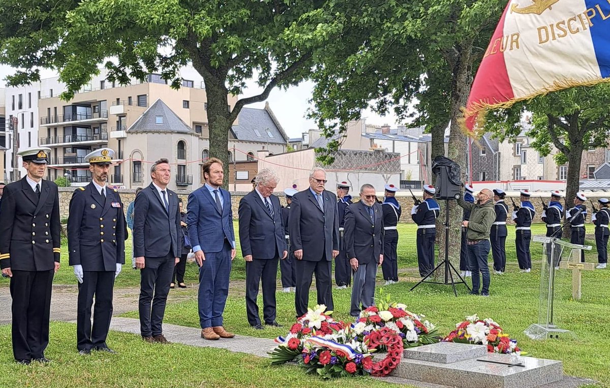 didierlegac's tweet photo. Les 3 et 6 juillet 1940, 1297 #marins français dont 70 % de Bretons perdaient la vie sous le feu de la flotte britannique dans la rade de Mers el-Kébir. Chaque année à @brest -et ailleurs- toujours la même émotion à l’hommage qui leur est rendu.  #devoirdememoire @MarineNationale https://t.co/uA3HFCiiAj