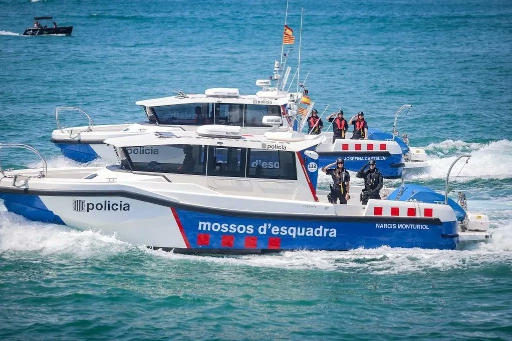 kikiskywalker83's tweet photo. Dos imatges juntes s’entenen millor… Bombers te les competències de rescat marítim a Catalunya juntament amb #SASEMAR. Mentres @mossos tenen embarcacions últim model, els @bomberscat em de fer rescats aquàtics amb patinets…@interiorcat farem alguna cosa? https://t.co/zRRCeLZdoO