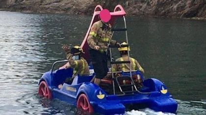 kikiskywalker83's tweet photo. Dos imatges juntes s’entenen millor… Bombers te les competències de rescat marítim a Catalunya juntament amb #SASEMAR. Mentres @mossos tenen embarcacions últim model, els @bomberscat em de fer rescats aquàtics amb patinets…@interiorcat farem alguna cosa? https://t.co/zRRCeLZdoO