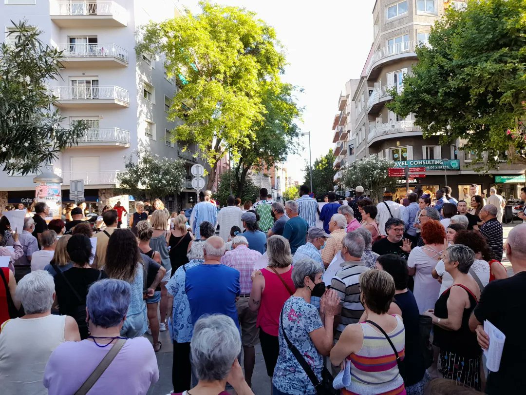 Molletacull's tweet photo. Centenars de persones es concentren a Mollet, en un acte de protesta per la massacre de Melilla i de tots els assassinats que es cometen a la frontera sud, sota el crit ‘No són morts, són assassinats’. https://t.co/RY1lf8Sm7v
