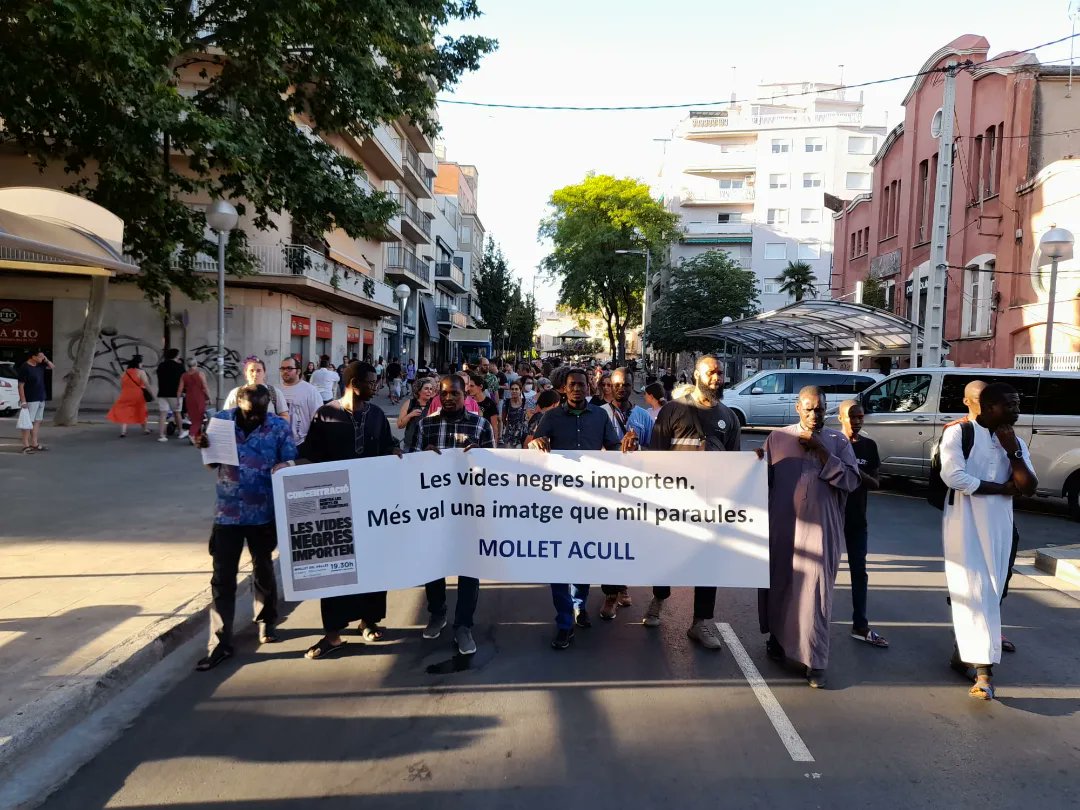 Molletacull's tweet photo. Centenars de persones es concentren a Mollet, en un acte de protesta per la massacre de Melilla i de tots els assassinats que es cometen a la frontera sud, sota el crit ‘No són morts, són assassinats’. https://t.co/RY1lf8Sm7v