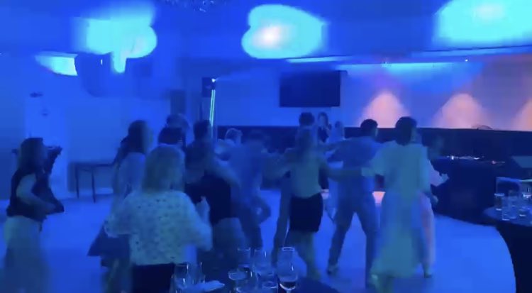 Met dit team verzet je bergen. Verleg je geen steentje, maar de hele bedding van de rivier. Dag in, dag uit. Voor West-Vlaanderen. Diepe buiging. Zo dankbaar. Topteam. #Teambuilding #SamenOndernemen #SamenGroeien <a href="/VokaWVL/">Voka West-Vlaanderen</a>