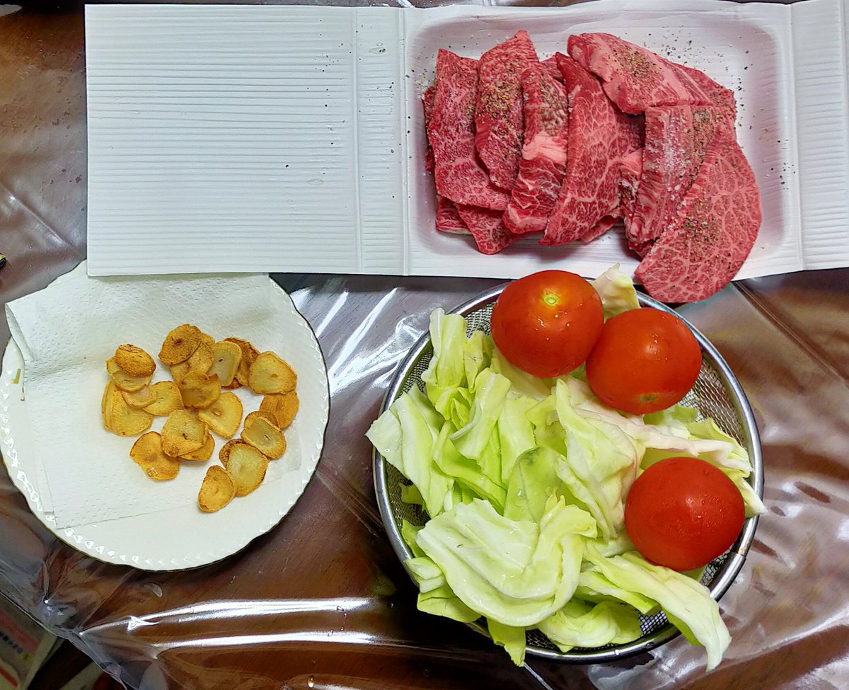 今日の夕食は焼肉とバラ寿司です！失敗しました。焼肉するなら白米にするべきでした。調子乗ってバラ寿司にしたもんだから、ライスに焼肉イン出来なくて不満だけ残ってしまった😞食べる前はワクワクしてたん