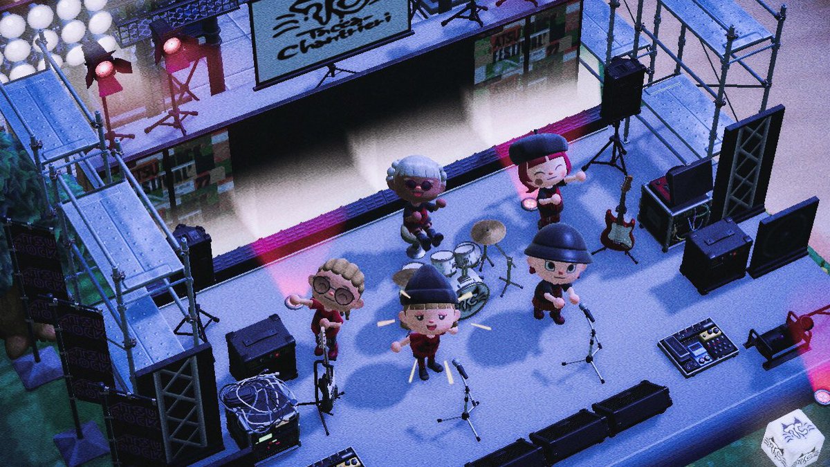 Tacca-Chantrieriが演奏中！

「Our Addiction」の鋭いギターフレーズからスタート。ボーカルのもも、おやつ二人の歌声の違いは楽曲に様々な表情を与える。「ロンリネスガール」「BAD END GAME」では楽器隊の静かに熱を秘めた演奏で沸かせ、
「Black Out!!!」「Sky High」で一気に最高潮へ！！