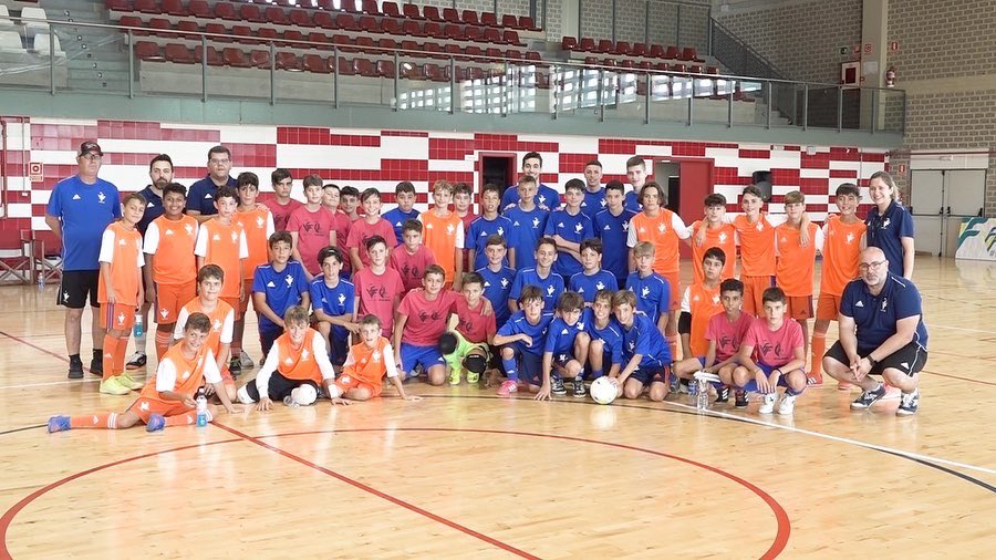 FFCV_info's tweet photo. | SELECCIÓ |

⭐️ Celebrando la fiesta final de temporada de la Selecció Valenciana sub12 masculina de futsal con dos padrinos 🔝

😃 Gracias @NachoGmez16 y @JoannMiguel6 por acompañarnos en Alfafar 

#somvalenciana🔹🔸❤️ #somfutsal https://t.co/6cii1u87fH