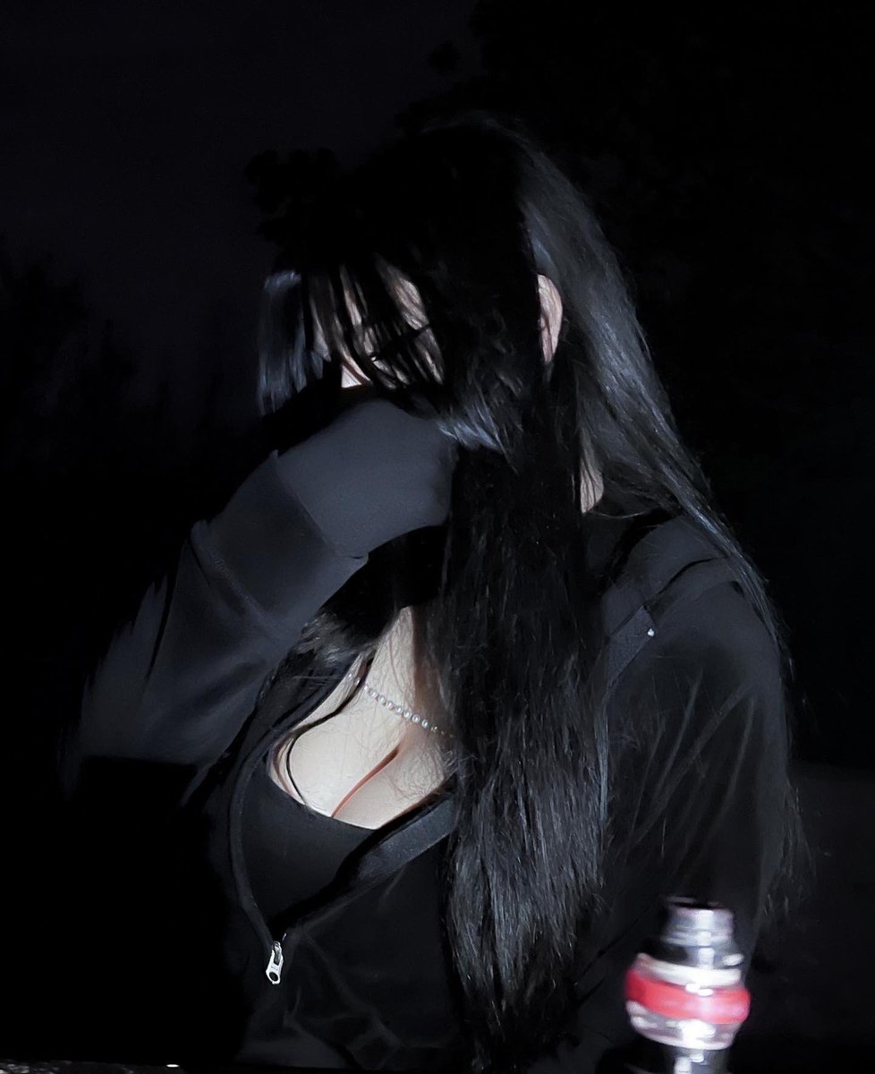 Dakirye's tweet photo. Goth gf on ur tl https://t.co/ixUsGNYz3z
