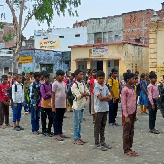 NagarRoad's tweet photo. आज दिनांक 02.07.2022 को सिंगल यूज प्लस्टिक को प्रभारी तरीके से प्रतिबंध करने के उछेश्य से वृहद जन_जागरूकता अभियान रेस
कार्याक्रम के तरह Nagar Panchayat belthara road कमपोजिट विद्यालय सियर  नंबर 1 में बच्चों को एवं अध्यापकों को प्लास्टिक नहीं यूज़ करने शपथ दिलाई गई @plasticfreeup https://t.co/hHuGTZC7IA