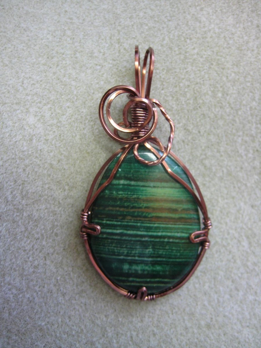 PamelaBaker67's tweet photo. https://t.co/jzOMhfyuct @RTobaison @WatercolorsNMore #GreenCabochonPendantNecklace #CopperWireWrap #OldiesGoodies https://t.co/MqVO21fdRe