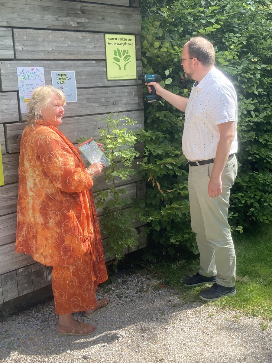 In Pieterburen bij <a href="/DomiesToen/">domiestoen</a> schroeft wethouder <a href="/EltjoDijkhuis/">Eltjo Dijkhuis</a> de plaquettes van <a href="/Museum_register/">Museumregister</a> en <a href="/Botanisch/">Botanischetuinen</a> aan het poortgebouw tijdens een werkbezoek.