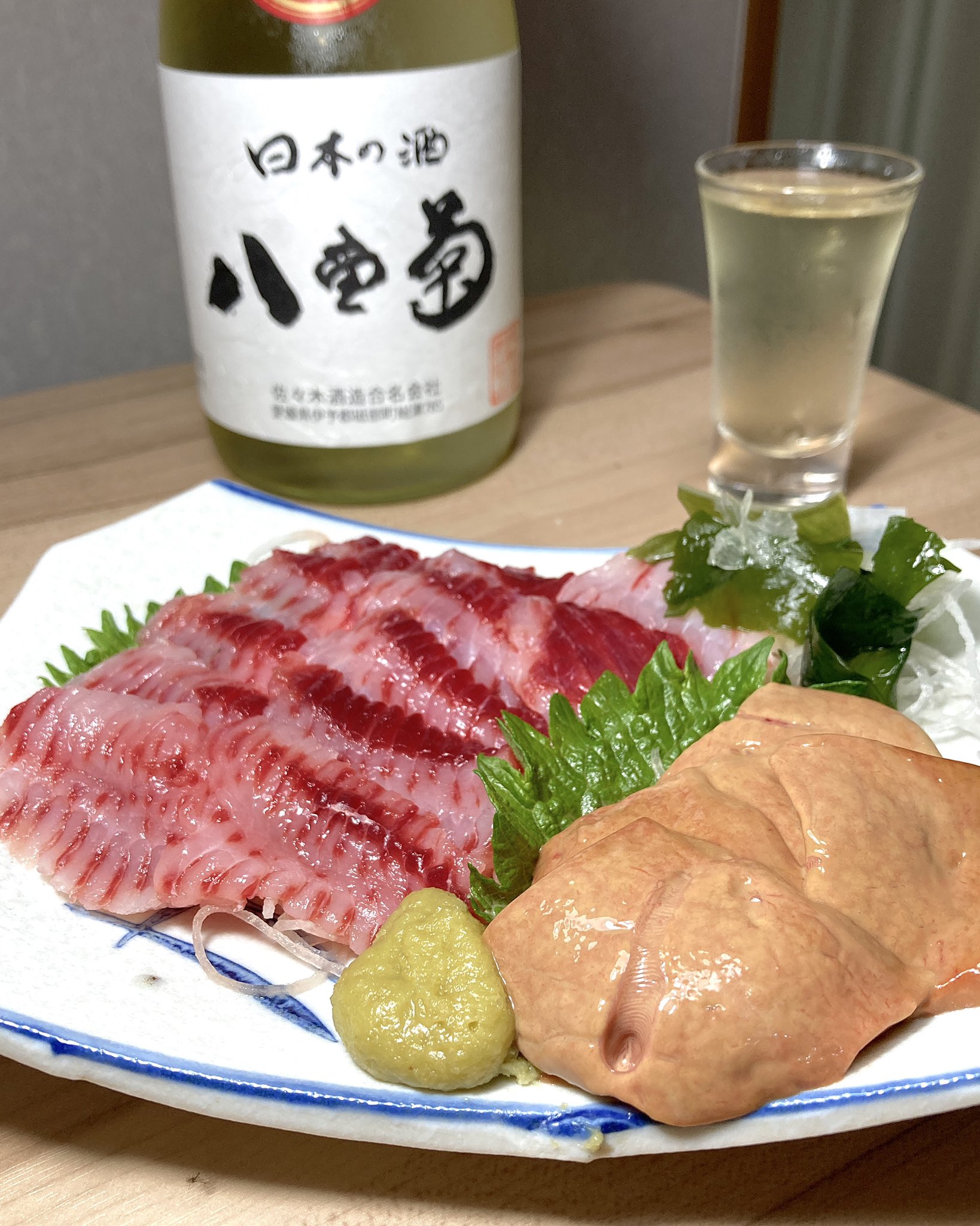 もふもふ愛媛 はーお山開きの日焼けでお肌が真っ赤になって痛い のでアカエイのお刺身を食べる 他所ではほとんど食べないらしいけど肝醤油で和えた刺身はかなり乙な味なんよね 身はハギより生臭くなく肝はハギよりは生臭い 八重菊10年の古酒に負けない