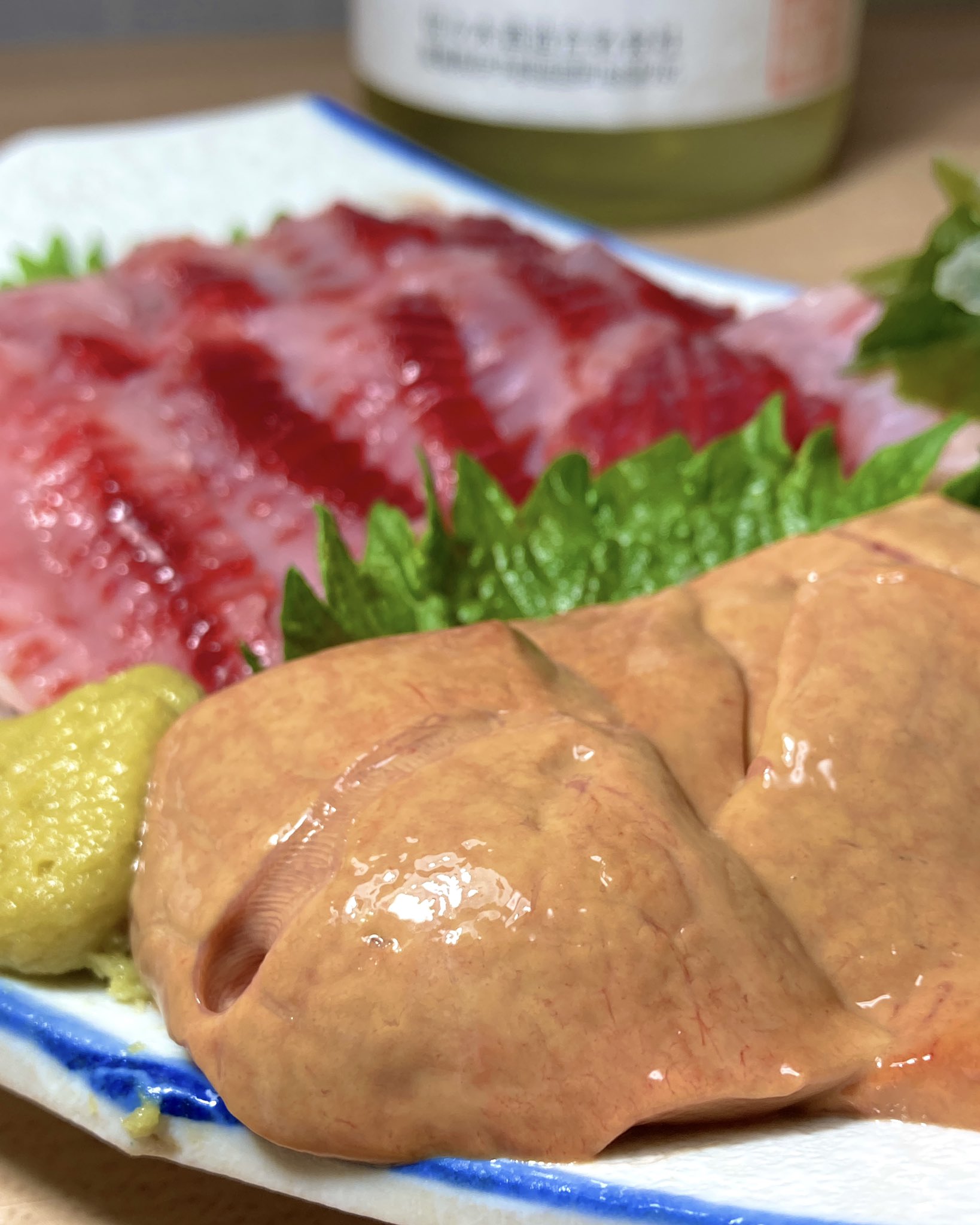 もふもふ愛媛 はーお山開きの日焼けでお肌が真っ赤になって痛い のでアカエイのお刺身を食べる 他所ではほとんど食べないらしいけど肝醤油で和えた刺身はかなり乙な味なんよね 身はハギより生臭くなく肝はハギよりは生臭い 八重菊10年の古酒に負けない